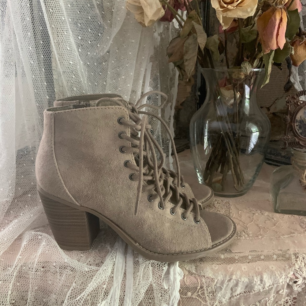 Shoes - Picture 2 of 5